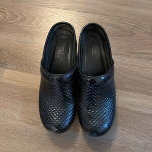 Dansko Pro XP Black Caiman Patent Snake Print Leather Clogs EU 39 US 8.5-9